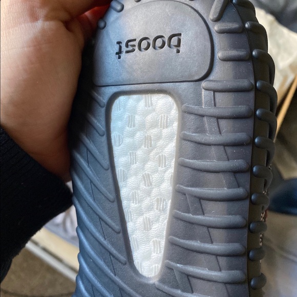 Yeezy 350 v2 - Picture 4 of 6